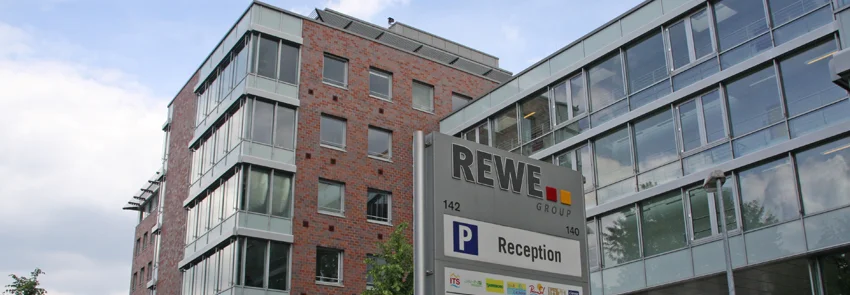 Bürogebäude mit Glasfassade